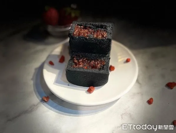 ▲烏色咖啡 烏磚草莓鳳梨酥。（圖／業者提供）
