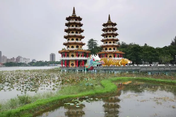 ▲▼高雄蓮池潭龍虎塔。（圖／Booking.com提供）