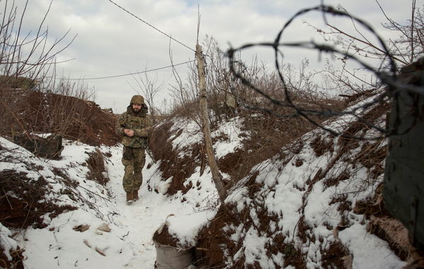 ▲▼烏克蘭武裝部隊的一名軍人在與俄羅斯支持的叛亂分子隔離線附近的戰地行走。（圖／路透）