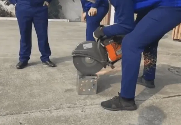 ▲▼女子求助消防切开老公私房钱储蓄盒 。（圖／翻攝自九派新聞）