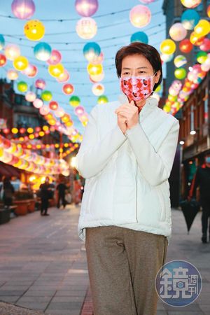 有意投入台北市長選戰的黃珊珊，近日也積極搶曝光，21日走訪年貨大街。