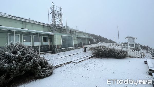 ▲玉山北峰、主峰今晨降雪，積雪0.7公分。（圖／玉山氣象站提供）