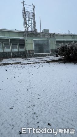 ▲玉山北峰、主峰今晨降雪，積雪0.7公分。（圖／玉山氣象站提供）