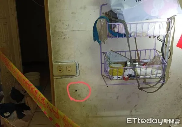 ▲馬姓男子住處客廳牆面遭子彈貫穿。（圖／吉安分局提供，下同）