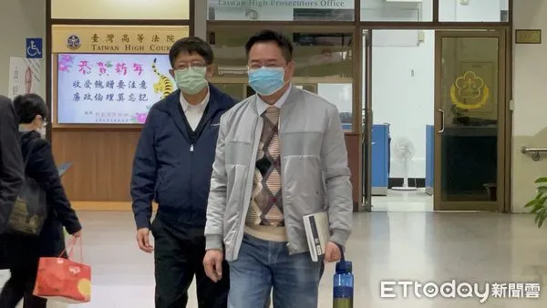 ▲▼前立委蔡正元（前）為三中案，到高等法院出庭。（圖／記者吳銘峯攝）