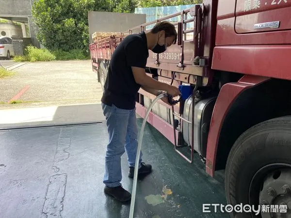 ▲▼花蓮免費提供柴油車尿素水，協助排放無害氣體，減少空氣污染。（圖／花蓮縣政府提供，下同）