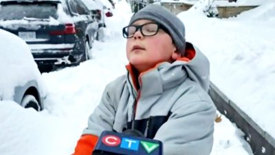 「我累壞了啦！」9歲童剷雪「累到癱坐仰天嘆氣」爆紅萌樣引來教育局關切