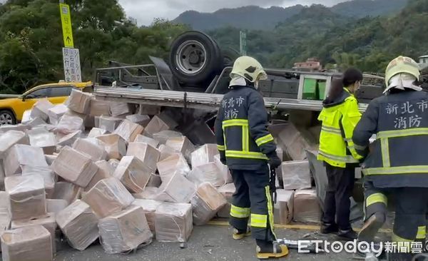 ▲▼新北市石碇區北宜高石碇服務區，貨車司機下交流道疑似速度過快翻車，對向小客車兩人收到驚嚇，外觀無明顯外傷。（圖／記者陳以昇翻攝）