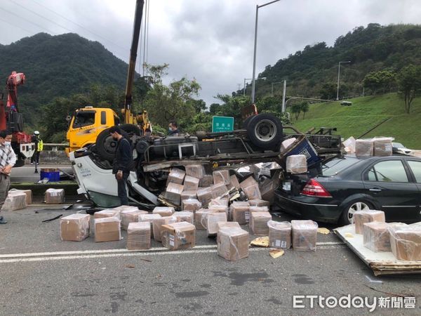 ▲▼      石碇服務區車禍       。（圖／記者陳以昇翻攝）