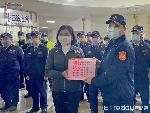 ▲加強重要節日安全維護工作於昨日晚間正式展開，雲林縣長張麗善偕雲林縣警察局局長李謀旺親自前往雲林縣警察局臺西分局慰問。（圖／記者蔡佩旻翻攝）