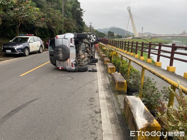 ▲新北市汐止區一女駕駛服用感冒藥後開車上路，精神不濟擦撞護欄導致車輛翻覆。（圖／記者張君豪翻攝）