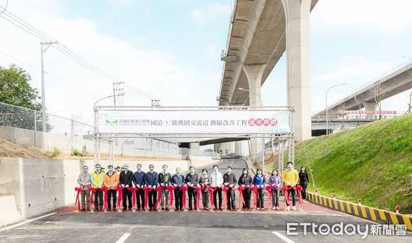 ▲為紓解桃園南崁交流道長期壅塞路況，施工數年的國道一號桃園交流道改善工程，25日舉行通車典禮。（圖／記者沈繼昌翻攝）