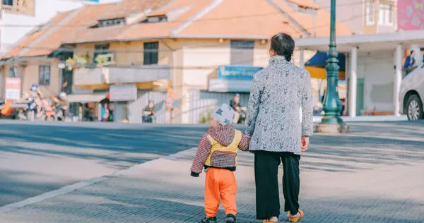 婆婆好心幫帶孫　卻因「孩子太黏她」被媳婦狂兇：我不知道可以撐多久