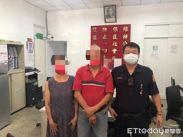 ▲夫妻對於警方及時阻止，讓他們免於遭受詐騙，感謝不已。（圖／記者黃彥傑翻攝）