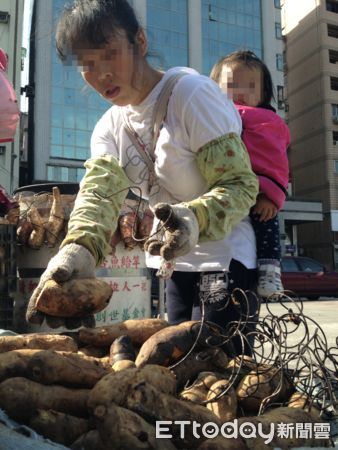 ▲▼單親媽媽背著小孩沿路賣地瓜。（圖／記者黃彥傑攝）