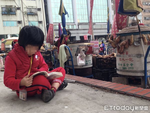 ▲▼單親媽媽背著小孩沿路賣地瓜。（圖／記者黃彥傑攝）