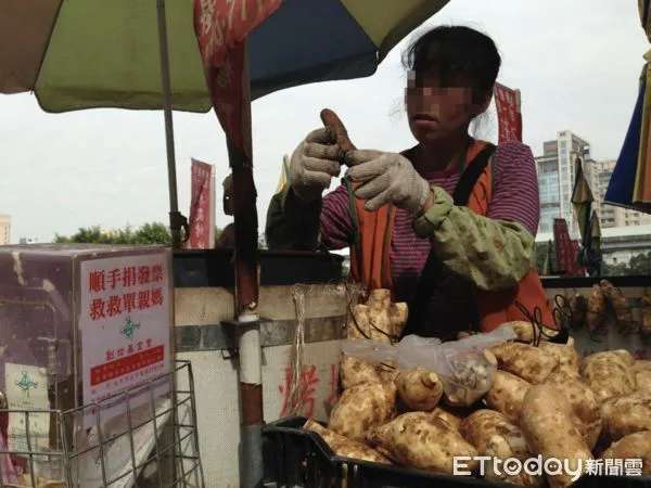 ▲▼單親媽媽背著小孩沿路賣地瓜。（圖／記者黃彥傑攝）