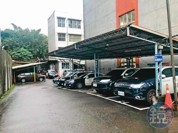 洪輝雄8年前在台北市警局文山一分局停車場連開2槍，遭記過調職。