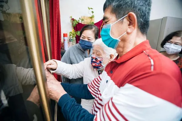 ▲新竹市副市長沈慧虹親自拜訪86歲施王碧奶奶。（圖／新竹市政府提供）