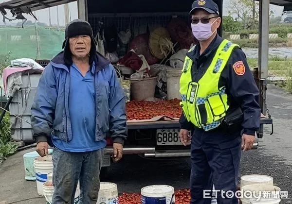 ▲台南市營分局竹埔所所長翁仲南，利用巡邏時段到農民吳先生的果園拜訪，除了執行護果勤務外，也順道與民眾相互交流護果意見。（圖／記者林悅翻攝，下同）