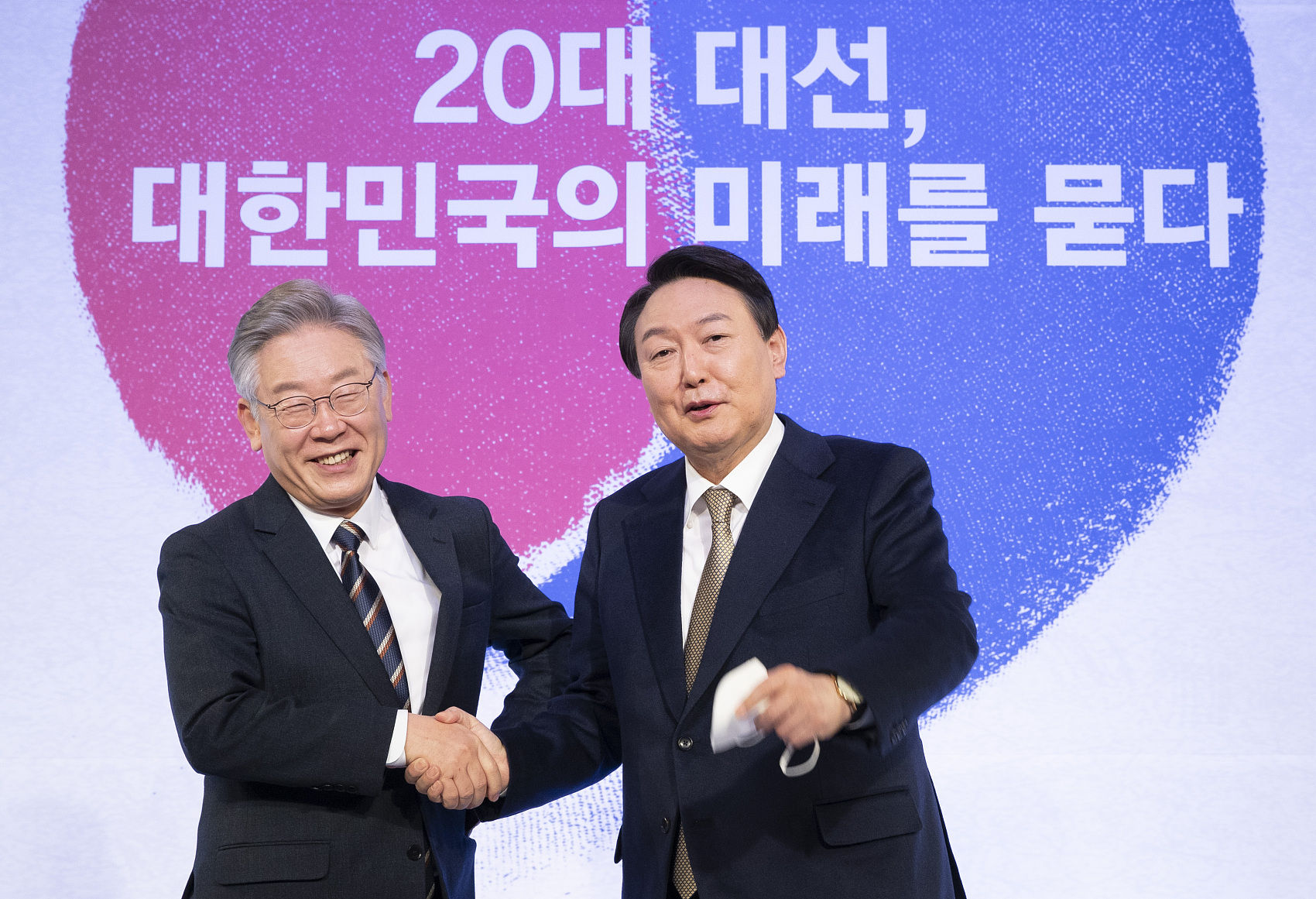▲▼共同民主黨候選人李在明(左)、國民力量候選人尹錫悅(右)角逐競選第20屆南韓總統。（圖／CFP）