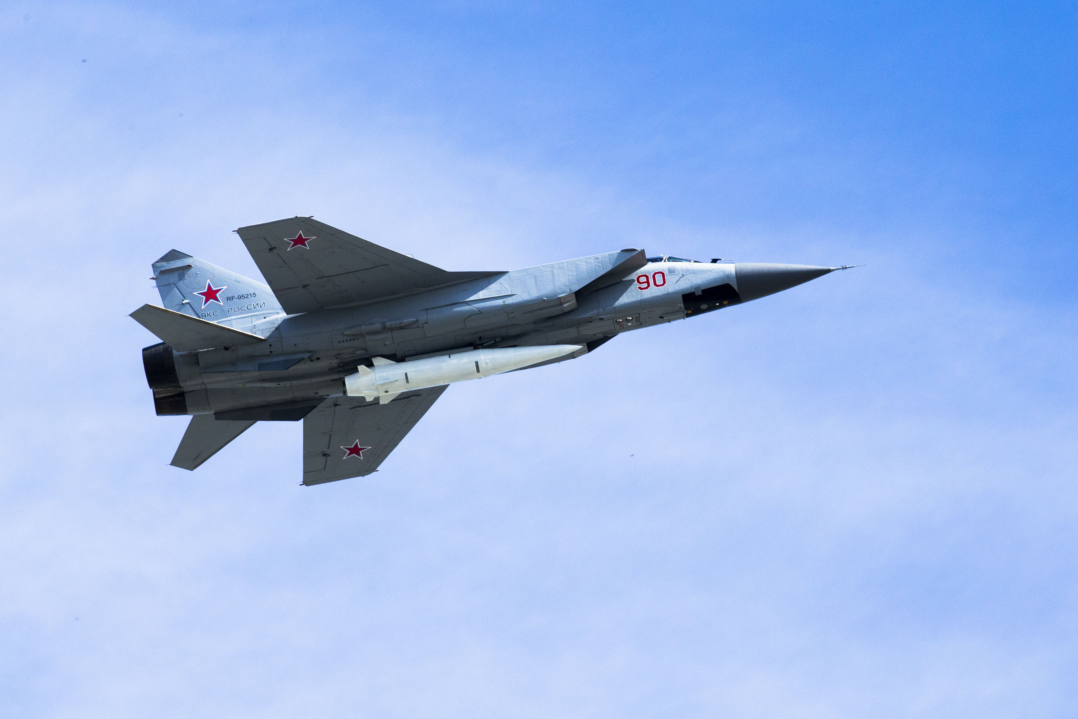 ▲▼俄羅斯空軍的一架米格-31（MiG-31K）在閱兵典禮上，攜帶匕首飛彈（Kinzhal）。（圖／達志影像／美聯社）