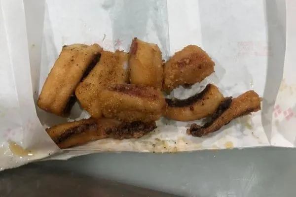 ▲▼原PO花50元買鹹酥雞，回家一看傻眼了。（圖／翻攝自Facebook／爆怨2公社）