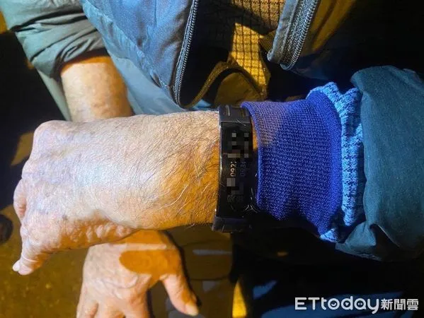 ▲屏東警察分局崇蘭派出所警員陳建辰及林昱嘉根據吳姓阿北愛心手鍊很快找到他家人             。（圖／記者陳崑福翻攝，下同）