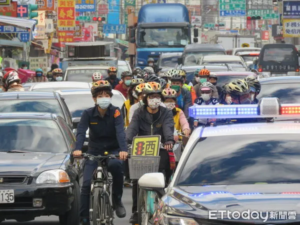 ▲埔里警分局長胡淑淨親率女性員警、志工、車友騎鐵馬繞行埔里市區，進行春安宣導。（圖／記者高堂堯翻攝）