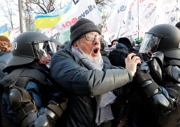 ▲烏克蘭中小企業代表走上首都基輔街頭，抗議最新稅制改革，甚至試圖衝入烏克蘭最高議會。（圖／路透）
