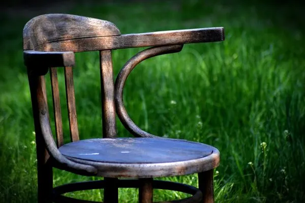 ▲▼椅子放外面 。（圖／取自免費圖庫Pixabay）