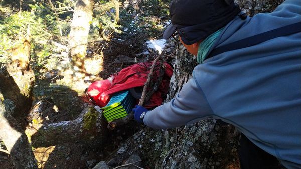 ▲▼登爬雪山罹難的新北瘖啞男子，遺體中午順利吊掛下山。（圖／台中消防局提供）