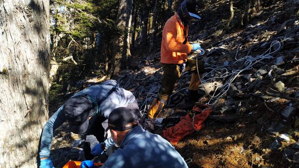 ▲▼登爬雪山罹難的新北瘖啞男子，遺體中午順利吊掛下山。（圖／台中消防局提供）