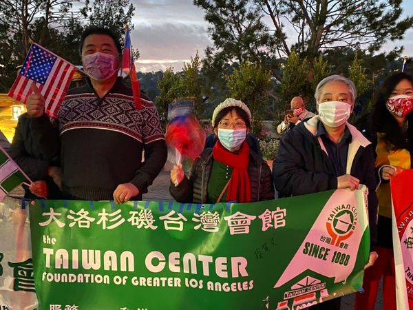 ▲副總統賴清德訪宏都拉斯，過境美國洛杉磯，天未亮，各界僑胞便頂著10來度低溫在旅館大門守候迎接▼             。（圖／翻攝童振源臉書）