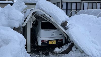 住在雪國好幸福？日男狂曬自家新車　1個月後遇天災崩潰：受不了下雪