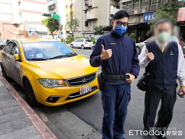 ▲▼運將向警方道謝，自己疏忽以為車輛不見，原來是記錯位置。（圖／記者黃彥傑翻攝）