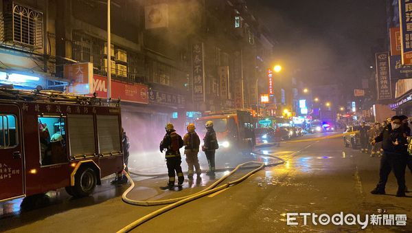 ▲▼新店火警，警消救出4人送醫。（圖／記者游宗樺攝）