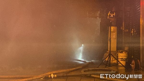 ▲▼新店火警，警消救出4人送醫。（圖／記者游宗樺攝）