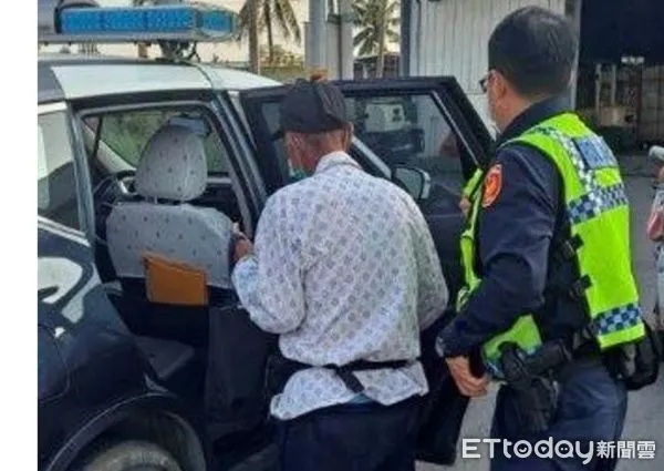 ▲東港警分局東港派出所警員胡俊國、警員莊富傑幫助吳姓阿北搭公車返家     。（圖／記者陳崑福翻攝，下同）