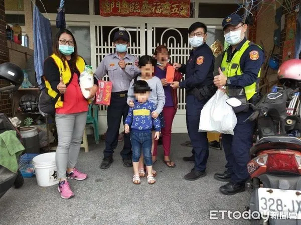 ▲東港警分局新園分駐所所長温廷軒、警員李昭慶偕同地方善心人士送暖             。（圖／記者陳崑福翻攝，下同）