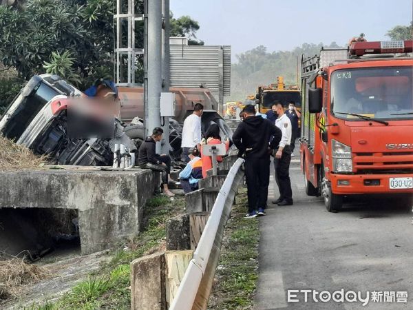 ▲▼國道10號砂石車事故。（圖／記者賴文萱翻攝）