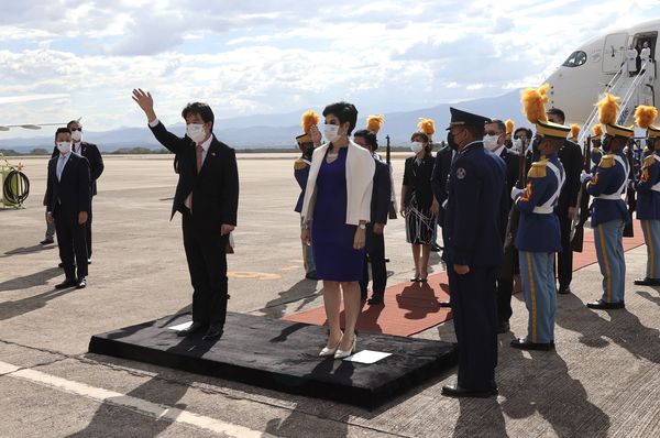 ▲▼賴清德抵宏都拉斯，副總統李薇拉機梯前親自迎接。（圖／總統府提供）