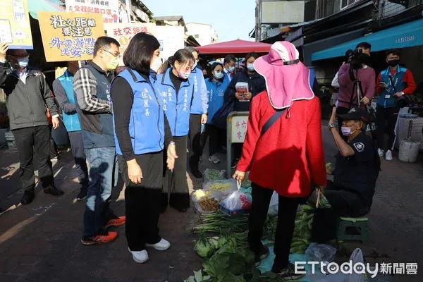 ▲農曆新年將至，市場出現年貨採購潮，雲林縣長張麗善今日與副縣長謝淑亞、建設處長李俊興、衛生局長曾春美、斗六市長林聖爵等人，到斗六西市場進行防疫宣導。（圖／記者蔡佩旻攝）