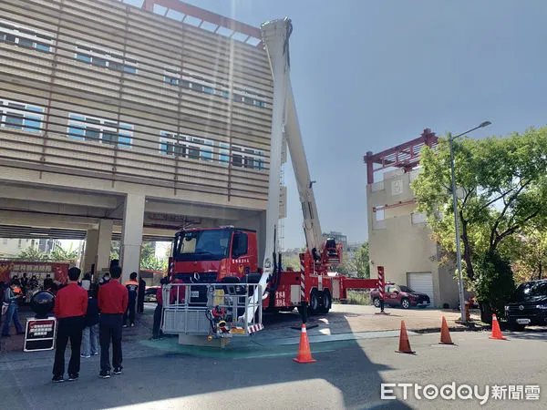 ▲新的50公尺雲梯車，配備是目前最新，可向上屈折第三臂、向上舉得90度，收梯輔助系統、腳架操作可在30秒內平衡，且由地面舉升可高達16樓高 ，造價約3500萬元。（圖／記者蔡佩旻攝）
