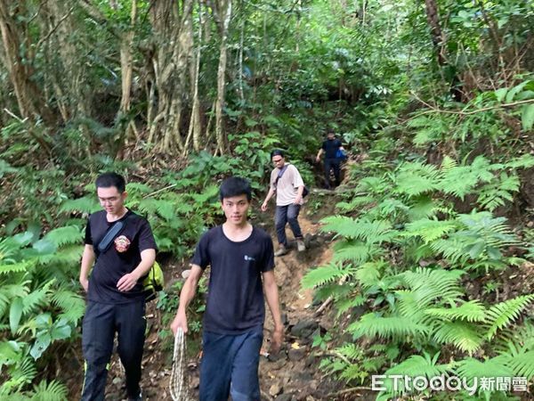 ▲消防人員及義消抵達民眾摔落處，準備下切救援。（圖／台東消防局提供，下同）