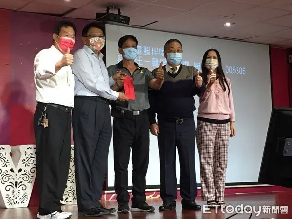 ▲縣長潘孟安慰勞清潔隊員　            。（圖／記者陳崑福翻攝，下同）