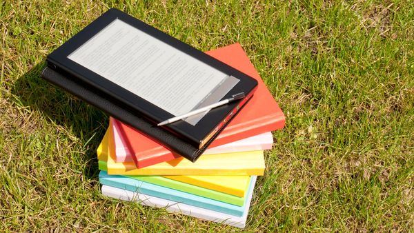 ▲▼實體書,電子書,3C產品,使用習慣。（示意圖／達志影像）