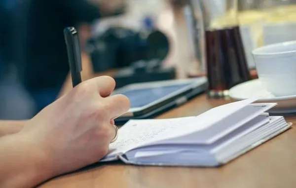 ▲▼作家、寫字、筆記、書寫。（圖／取自免費圖庫pixabay）