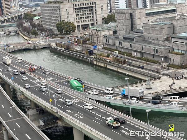 ▲載有長榮海運貨櫃的大貨車於日本阪神高速公路翻車，引發交通堵塞。（圖／翻攝自Twitter）