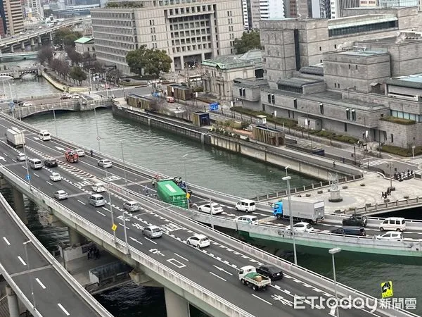 ▲載有長榮海運貨櫃的大貨車於日本阪神高速公路翻車，引發交通堵塞。（圖／翻攝自Twitter）